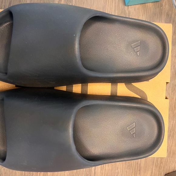 Adidas YZY Slide - Picture 1 of 3